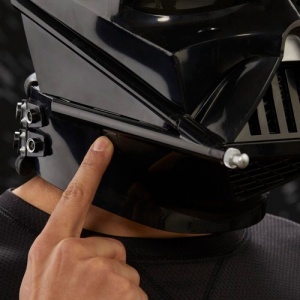 star-wars-the-black-series-darth-vader-1-1-scale-wearable-helmet-electronic-10